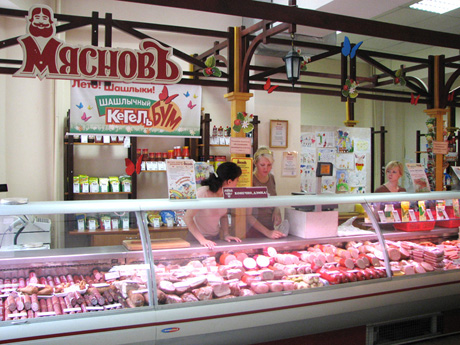 Выкладка товара в продуктовом магазине фото