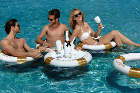 В бассейне со льдом