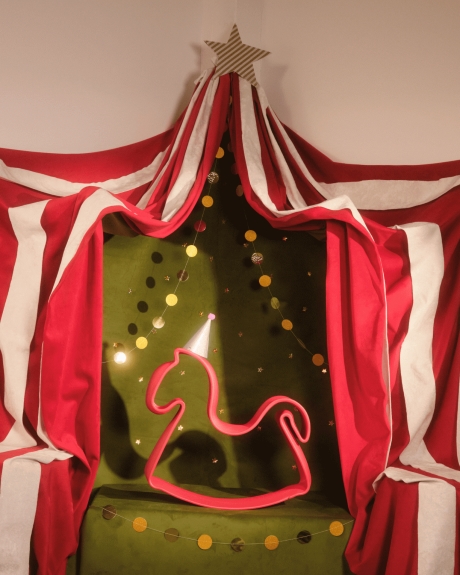 В девяти цветах