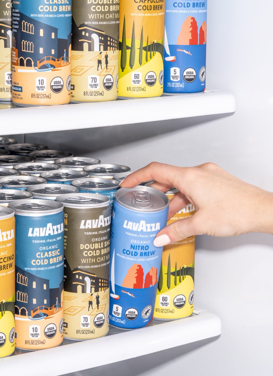 Lavazza представила линейку органических готовых кофейных напитков в банках